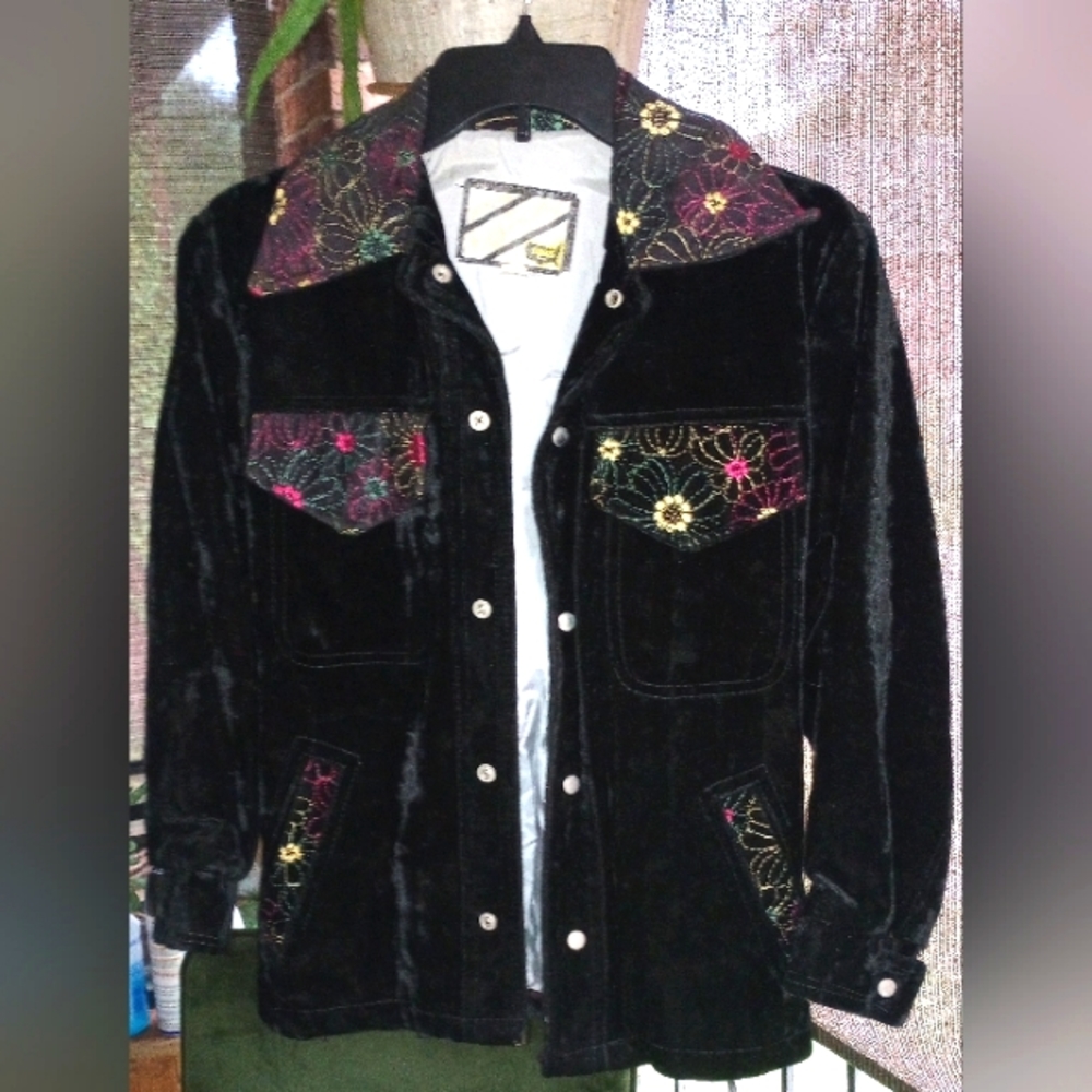💰🛍 Vintage Velour Embroidered Jacket